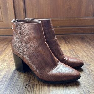 Chic Brown Crocodile-Embossed Ankle Boots